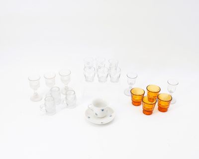 POUPÉES - Lot de mobilier et vaisselle comprenant : - Quatre…