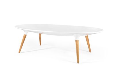 une table basse blanche avec des pieds en bois et un plateau blanc
