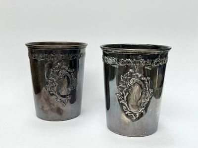 paire de tasses anciennes en métal argenté, ornées d'un blason et d'un emblème