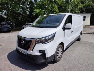 la camionnette blanche est garée sur le côté de la route