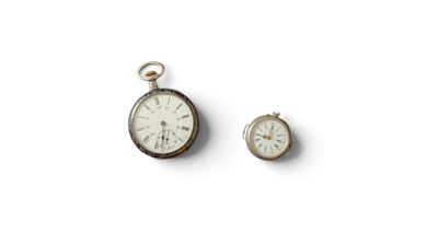 deux horloges placées l'une à côté de l'autre sur une surface blanche