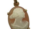 Un pendentif camée représente le profil d'une femme.