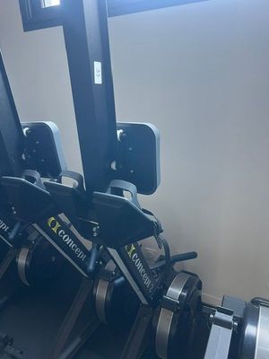 une machine qui se trouve dans un coin de la pièce
