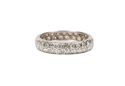 un gros plan d'une bague en or blanc sertie de diamants
