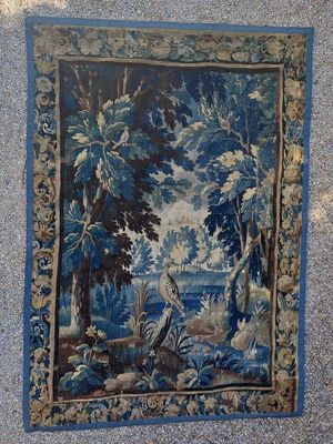 une image représentant une tapisserie accrochée sur un mur