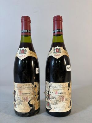 deux bouteilles de vin posées sur une table l'une à côté de l'autre