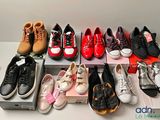 de nombreuses paires de chaussures alignées sur une étagère