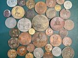 un lot de pièces de monnaie posées sur une table