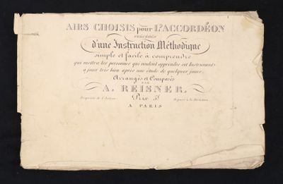 un morceau de papier sur lequel sont inscrits des caractères, sur fond noir