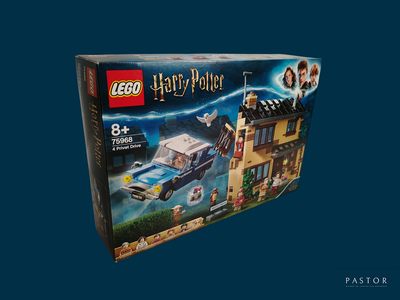 une boîte de Lego représentant la maison d'Harry Potter sur fond bleu