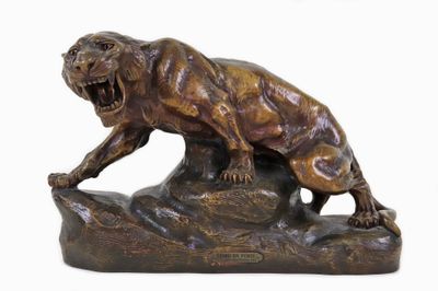 statue en bronze représentant un tigre sur un rocher, la gueule ouverte
