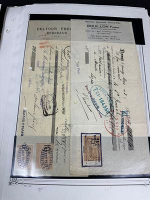 une photo d'un vieux document sur lequel figurent des cachets