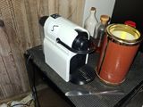 une cafetière posée sur une table dans une cuisine