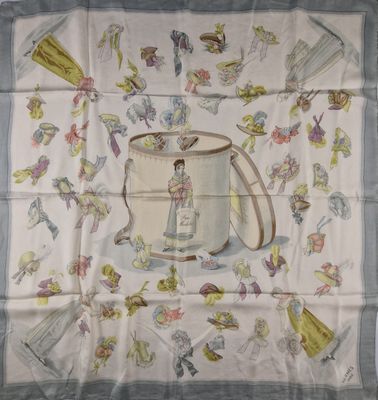 une écharpe sur laquelle est représentée une femme dans une tasse à thé