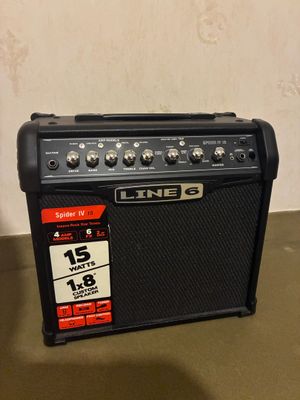 un gros plan d'un amplificateur de guitare posé sur une table