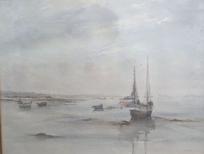 une peinture représentant un bateau dans l'eau avec d'autres bateaux dans l'eau
