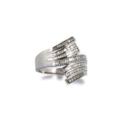 bague en argent sterling sertie de diamants blancs sur fond blanc