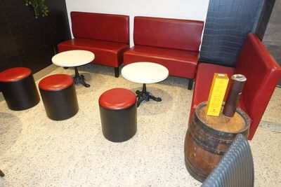 une salle avec beaucoup de tables et de chaises