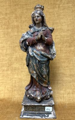 une statue ancienne d'une femme tenant un bébé dans ses bras