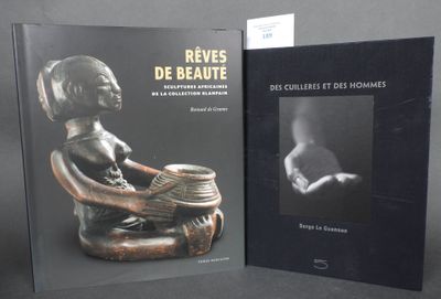 deux livres posés sur une table, avec la photo d'une femme assise sur un tabouret