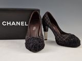 Escarpins Chanel en tweed noir avec des pompons sur le bout