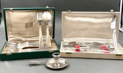 deux pièces d'argenterie dans un coffret vert posé sur une table