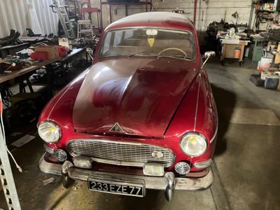 une voiture rouge garée dans un garage