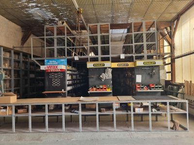 une photo d'une usine où l'activité bat son plein