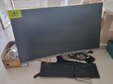 une image d'un bureau d'ordinateur avec un clavier et un écran