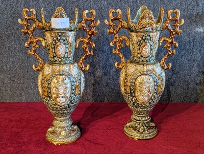 deux vases posés sur une table rouge