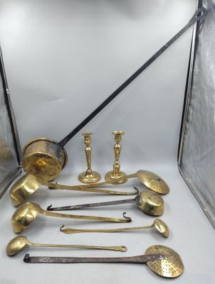 beaucoup de cuillères en or et de cuillères-cuillères dans une boîte
