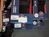 deux boîtes à outils posées sur une étagère à côté d'une paire de chaussures