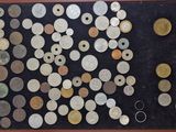 une photo d'un présentoir de pièces de monnaie dans un cadre en bois