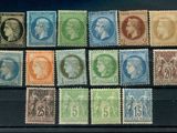 un lot de timbres représentant différents visages, posés sur une table