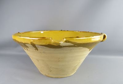 un bol jaune posé sur une table