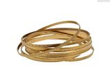 une image d'un gros plan d'un bracelet en or sur un fond blanc