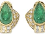 une paire de boucles d'oreilles en émeraude et diamant