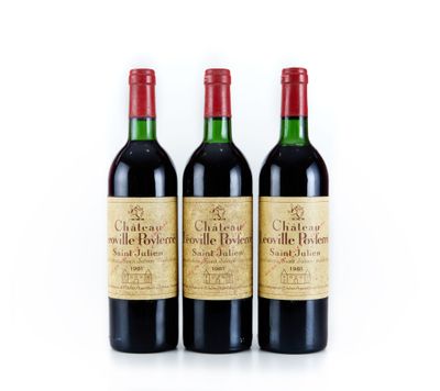 trois bouteilles de vin rouge posées l'une à côté de l'autre sur une surface blanche