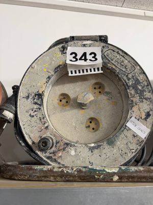 une horloge posée sur une table