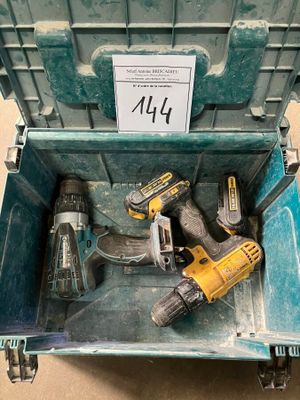 deux perceuses dans une boîte à outils avec une étiquette de prix