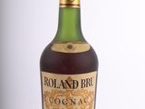 l'image d'une bouteille d'alcool posée sur une table