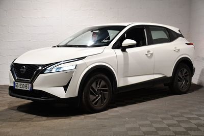 Le SUV Nissan blanc est garé dans une pièce blanche.