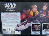 une boîte sur laquelle figure l'image d'une maquette d'un véhicule de Star Wars