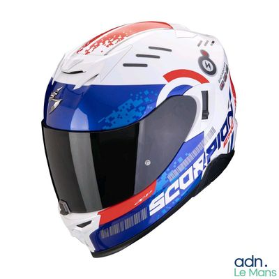 Le casque est blanc et bleu, avec une bande rouge.