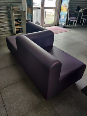 Banquette et deux fauteuils en simili-cuir violet