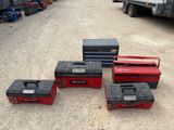 de nombreux types de boîtes à outils posées par terre