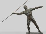 une statue en bronze représentant un homme tenant une lance à la main