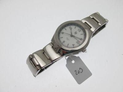 une photo d'une montre-bracelet sur laquelle figure une étiquette de prix