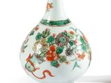 deux vases posés l'un à côté de l'autre sur une table