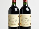 deux bouteilles de vin rouge posées sur une table en bois